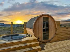 Þingvallavatn Hot Tub Sauna 2024 Built Cabin，位于Veiðilundur的酒店
