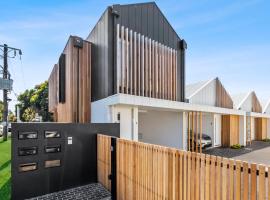 Beach Luxury On The Park - Brand New 2 bedroom 3 Bathroom Carport Shops 100m Beach 500m Aircon Heating Gas fireplace WIFI，位于格罗夫海洋的酒店