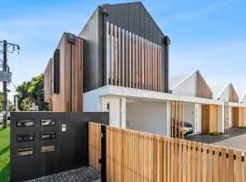 Beach Luxury On The Park - Brand New 2 bedroom 3 Bathroom Carport Shops 100m Beach 500m Aircon Heating Gas fireplace WIFI