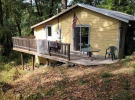 Cabin on Avenue of the Giants，位于Miranda的酒店