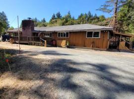 House on Avenue of the Giants, Miranda, California，位于Miranda的酒店