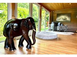 Lodge of Africa - einzigartige Themenzimmer, eingez&auml;unten Garten, Sauna, Whirlpool & Kamin, Hunde willkommen, Gasgrill, voll ausgestattete K&uuml;che, gro&szlig;er Essbereich, Hamburg & Stade in der N&auml;he，位于Hollernstra&szlig;e的木屋