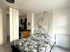 Le Malia - Idéal PRO et COUPLE - Hyper centre - Proche VERSAILLES，位于特拉普的酒店