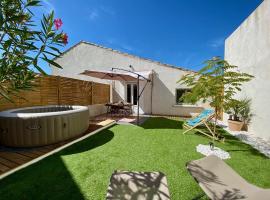 Tiny Harmony - Logement confortable avec jardin et jacuzzi privés près d’Aix en Provence，位于沃内勒的酒店