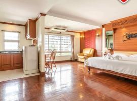 Studio Suite by Royal Ivory Nana，位于曼谷的酒店