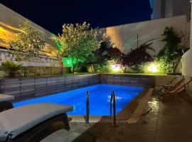 Çeşme Center Villa with Pool Leylacanhouse，位于切什梅的酒店