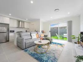 Denham Court 4Br with Central AC & WiFi near Coles