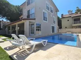 Luxurious Triplex 5-BR Villa w Pool, Beach Access