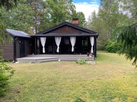 Havsnära sommarhus，位于Hellvi的酒店