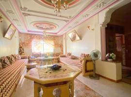 Acogedora y familiar casa totalmente amueblada，位于Beni Touzine的酒店