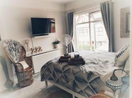 Aqua View, New Brighton Beach - 1 bedroom apartment #Liverpool #Beatles，位于新布赖顿的酒店