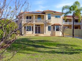 Beautiful House with a view!，位于珀斯的酒店