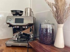 Wattle Bush Retreat，位于Mount Crosby的酒店