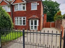 Dalton House - Three Bedroom Property Stretford free parking Near The Trafford Centre，位于曼彻斯特的度假屋