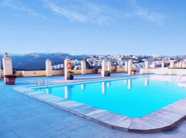 Private Solarium Home Beach Views - Jacuzzi，位于莫甘的酒店