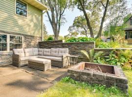 Waterfront Lake Wissota Retreat Dock and Deck!，位于奇珀瓦福尔斯的酒店