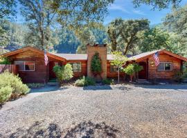 Log Cabin on the River，位于Hawkins Bar的酒店