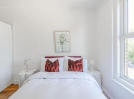 Urban Oasis 4 bedroom house with parking，位于查塔姆的酒店