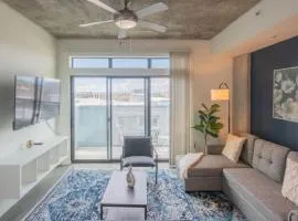 Unique 1BD -Central Downtown - Gym, Pool, Parking