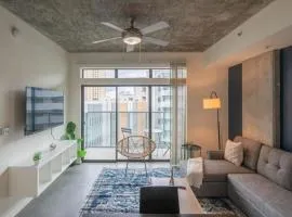 Adorable 1BD - Central Downtown - Gym, Pool, Parking