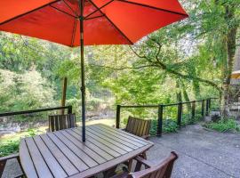 Riverfront Sandy Retreat, Fish and Kayak On-Site，位于桑迪的酒店