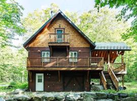 Rustic nature retreat with Hot Tub，位于Saint Adolphe D'Howard的酒店