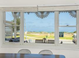 Docs Cottage - Ocean Views，位于兰斯林的酒店