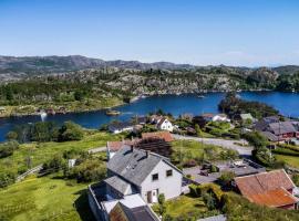 Fjord-View Retreat with Free Parking and Fast Internet，位于Nese的酒店