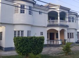 Veronica Vacation Rental - Lucea Jamaica，位于卢西的公寓