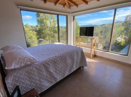 Habitación con baño privado en casa de campo ubicada en Santa Elena，位于圣埃伦娜的酒店