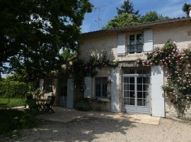Maison rénovée avec grand terrain, équipements enfants, 3 chambres, proche de D938, vélos inclus - FR-1-426-539，位于Bourneau的酒店