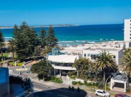 Beachfront Cronulla Getaway with Ocean Views & Spa，位于克罗纳拉的酒店