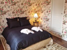 Chambre d'hôtes de charme，位于Boiscommun的带按摩浴缸的酒店