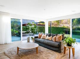 Luxury Wanaka Home, Hot tub, garden，位于瓦纳卡的酒店