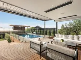 Byron by the Beach - Luxe, Heated Pool, Spa, Water views, Walk to Beach