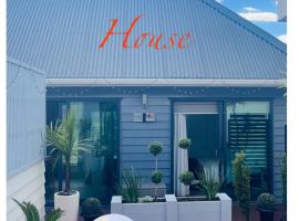 Delightful little house & Chateau Charme Suite，位于奥克兰的酒店