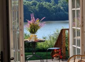 Nasz Dębowiec - dom dla 15 osób, sauna, widok na staw, wielka działka，位于Dębowiec的酒店