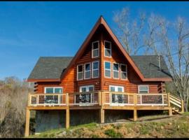 Beautiful Spacious Cozy 3-Bedroom New Cabin in Sevierville With Wi-Fi，位于赛维尔维尔的酒店