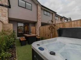 Stones Throw From the Stadium & Hot Tub