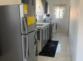 D & M home away from home，位于Lennansville的酒店