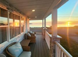 Beachfront NEW Pool HotTub Sauna and Panoramic view，位于萨默塞特的酒店