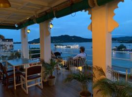 Peacock Guest House - Lake View Hotel In Udaipur，位于乌代浦的酒店