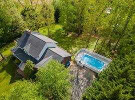 Hot Tub and Mountain Views just 15 min to Downtown Asheville!，位于Leicester的酒店