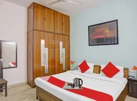 Premium Stay Near Dlf Avenue Saket