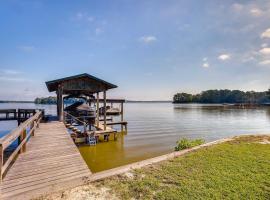 'The Whacky Shack' Family Cabin w/ Fire Pit!，位于Trinity的酒店