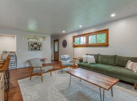 Beautiful 3BR Home Near Lake MI，位于希博伊根的酒店