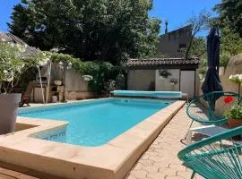 Grand studio avec piscine au coeur du village