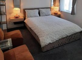 Luton Lodge - 5 mints Drive from Luton Airport ,Train Station ,Town Centre , Bedford Uni , Newly refurb 4 Bed house , Free WiFi , Free Off Street Parking，位于卢顿的住宿加早餐旅馆