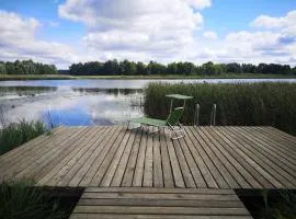 Dom nad jeziorem z prywatnym pomostem i linią brzegową