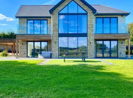 Stunning modern home set in beautiful grounds.，位于巴斯的带按摩浴缸的酒店